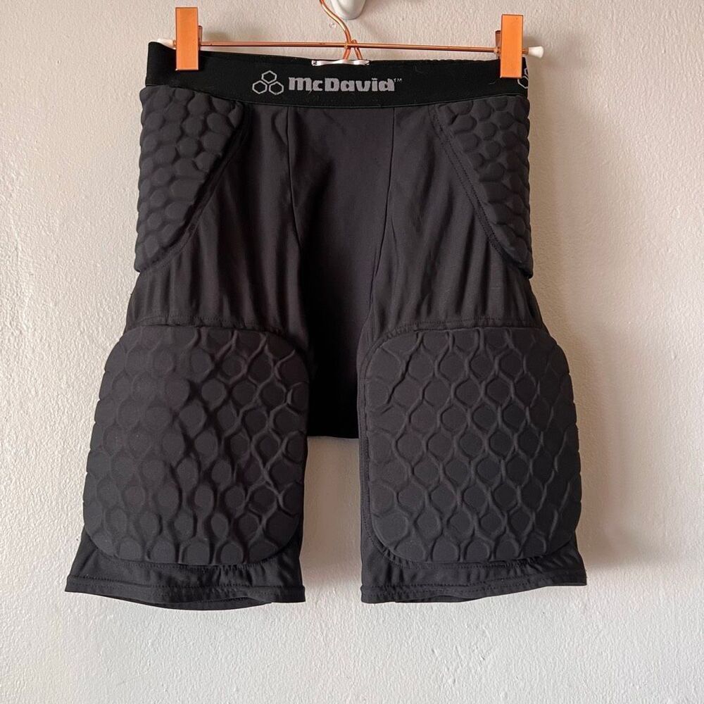 McDavid Hex Thudd Short provides integrated protection for the hips, thighs, and